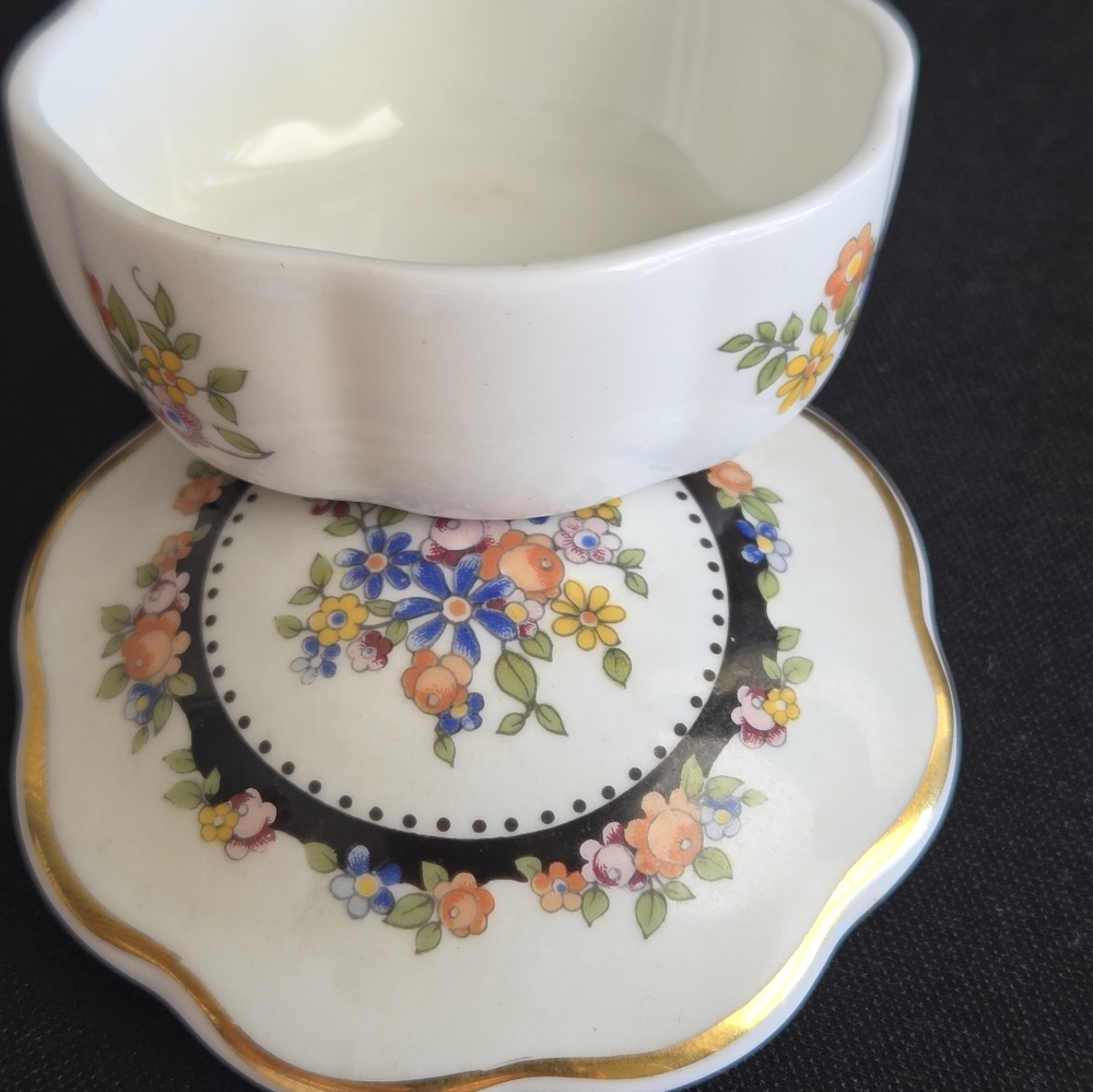 "Wedding Cake" Style Glass Beads W/ Wedgwood Bone China Trinket Box - Picture 6 of 8